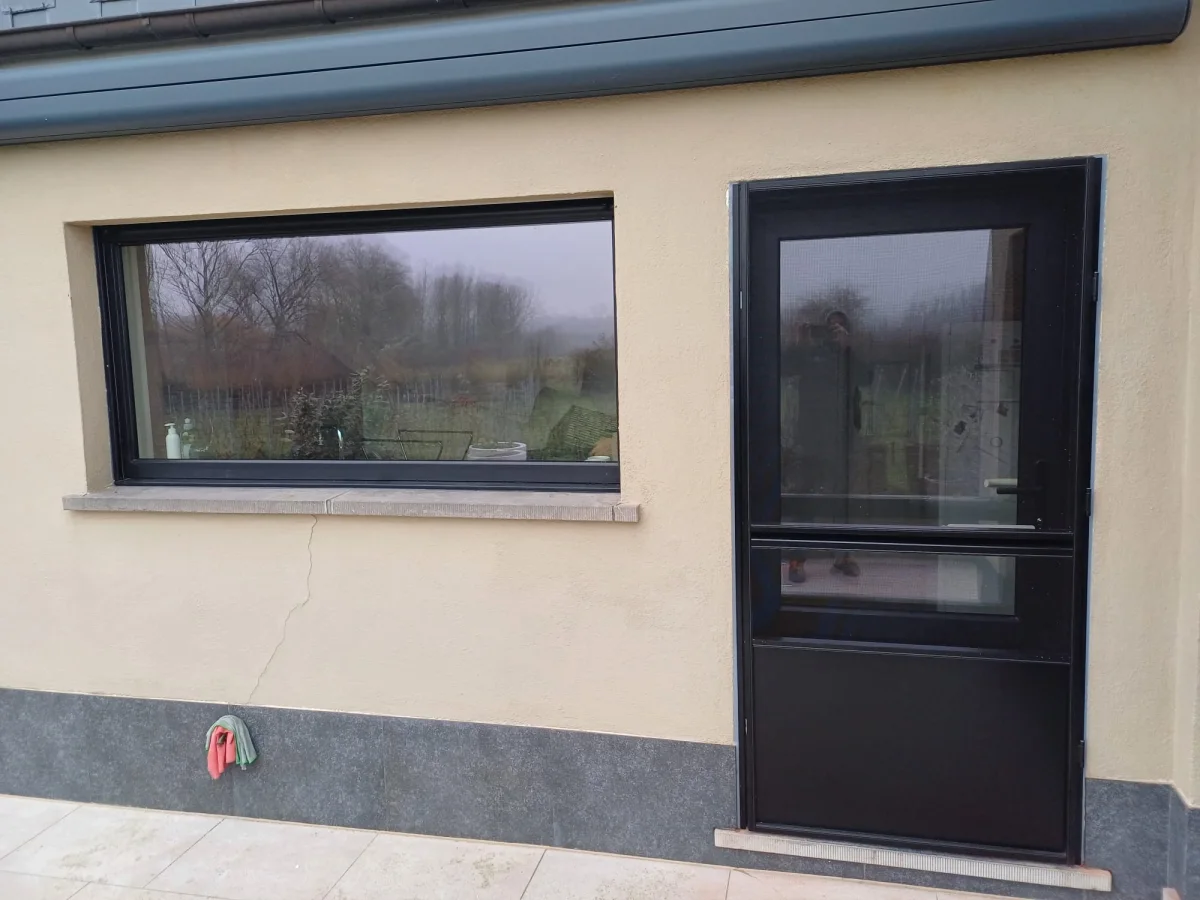 Moustiquaires noires et porte anti-mouches sur mesure