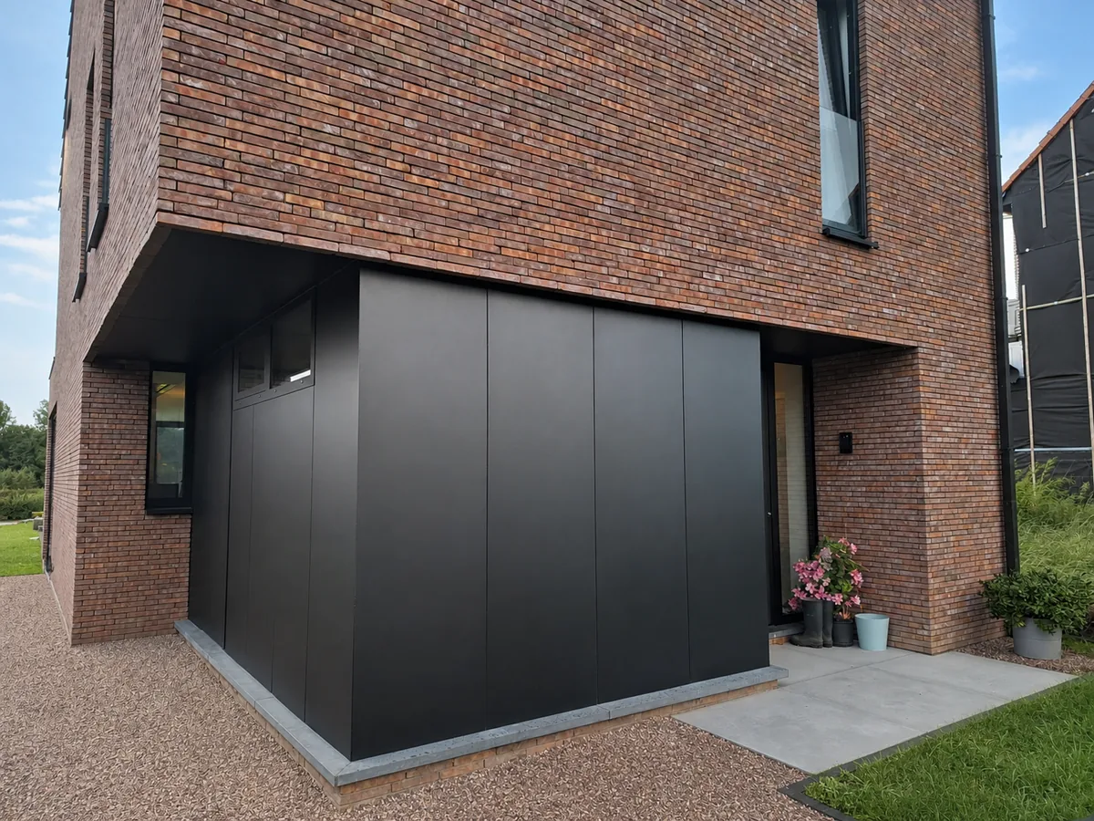 Pliage en aluminium foncé sur mesure sous le sol en brique d'une maison
