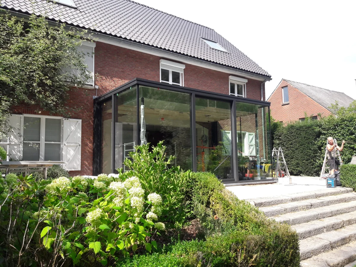 Extension en verre moderne avec profilés en aluminium foncé