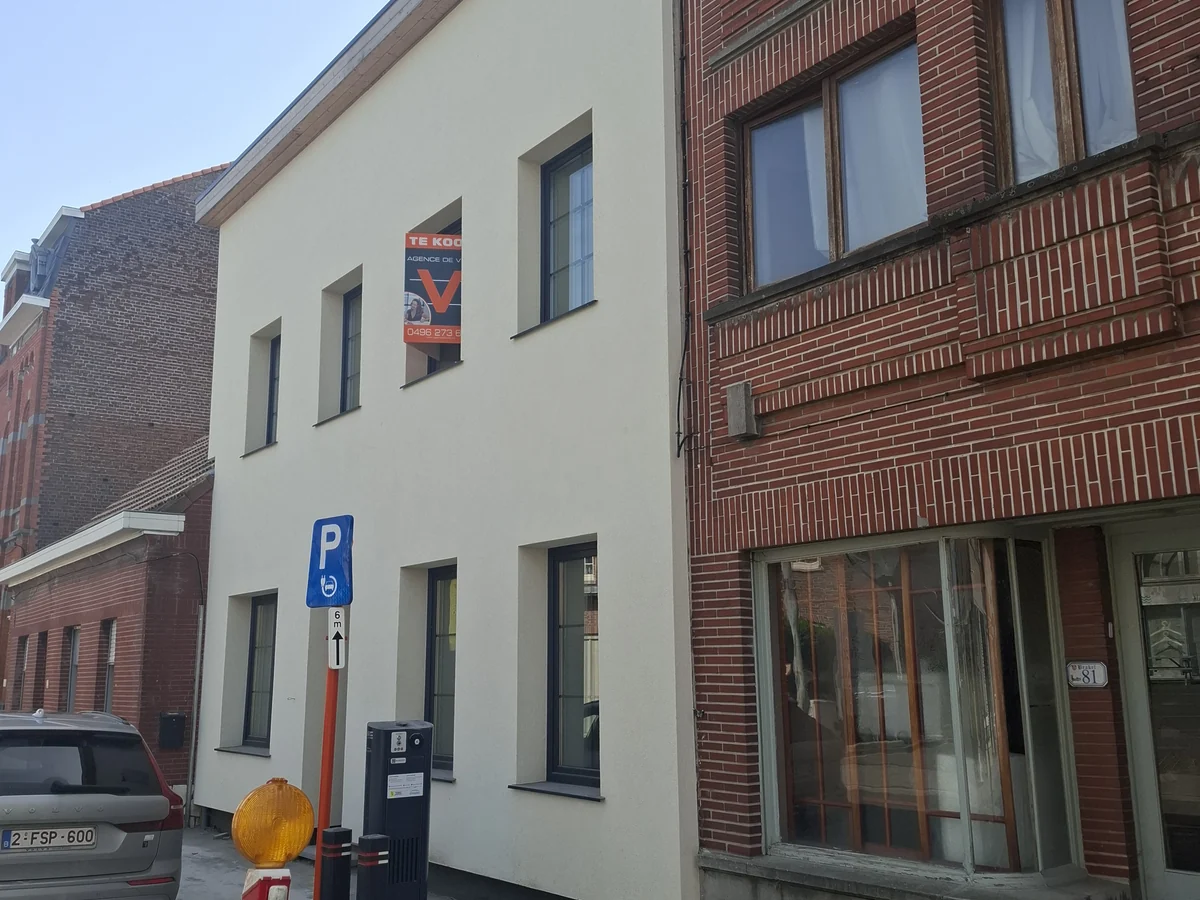 Maison en brique avec de nouvelles fenêtres et portes blanches