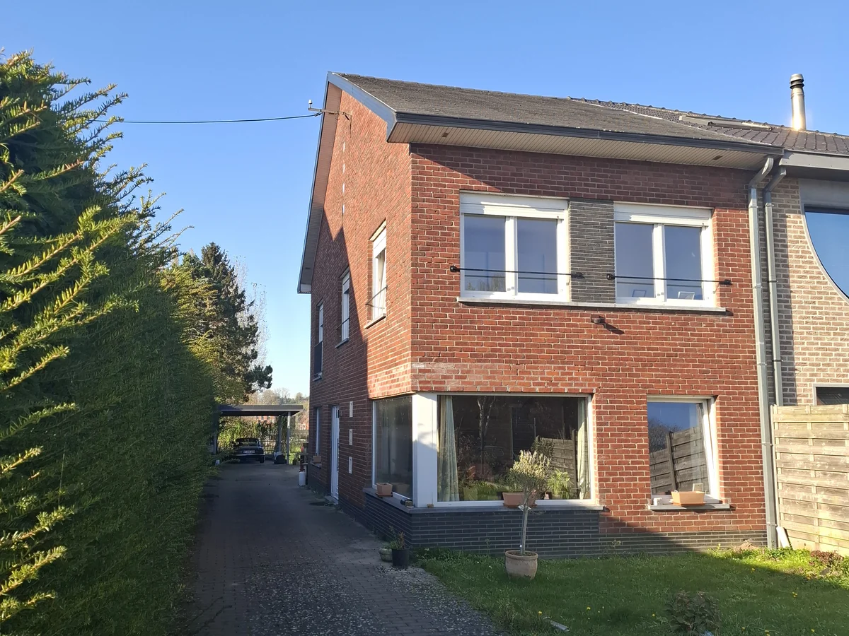 Maison en brique avec menuiserie extérieure rénovée
