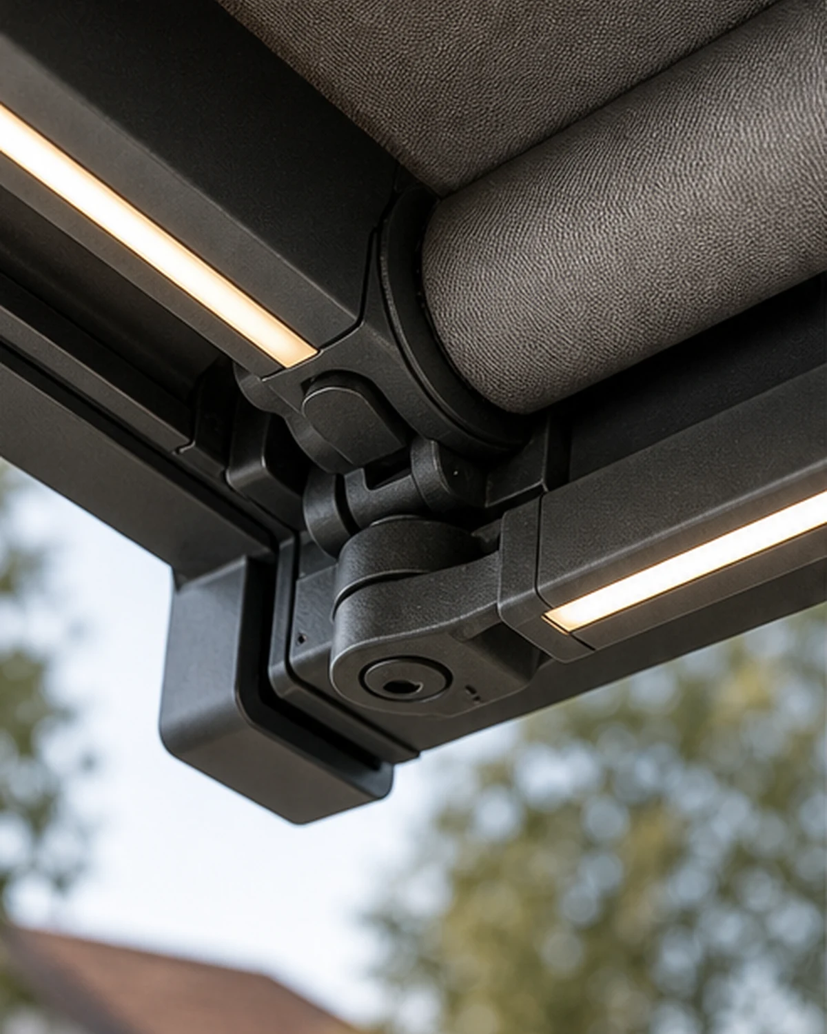 Detail van knikarm, doekrol en geïntegreerde verlichting