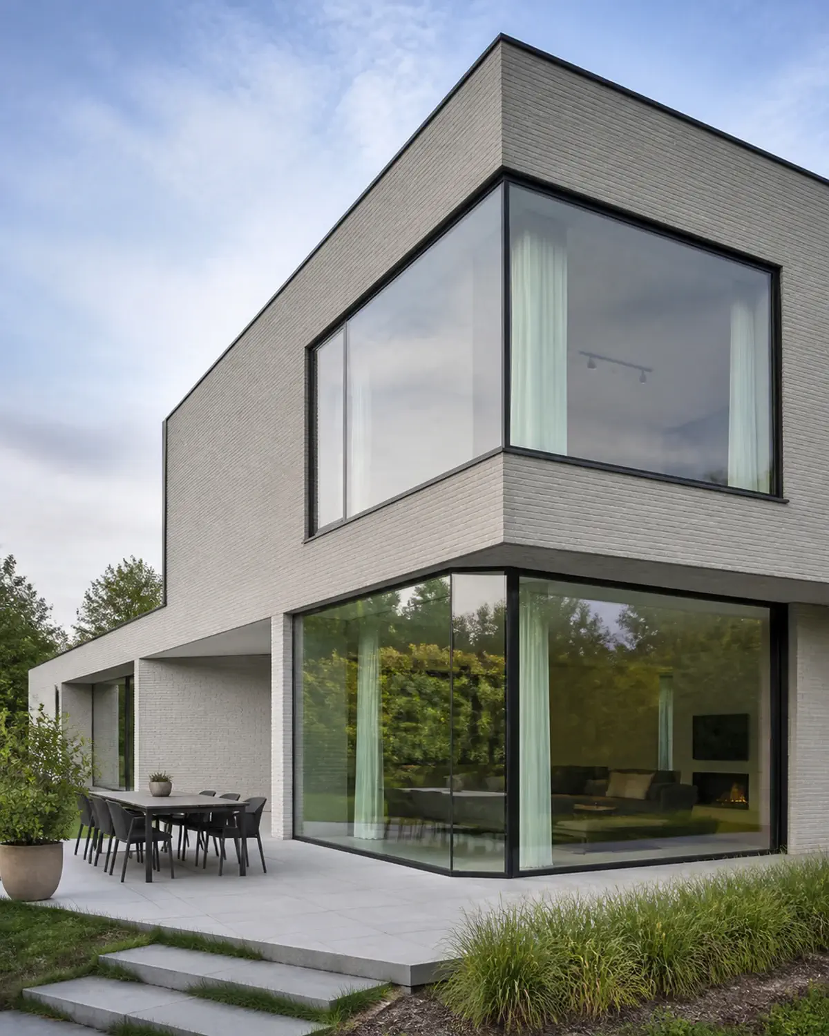 Moderne woning met een hoekraam en grote zwarte aluminium glaspartijen