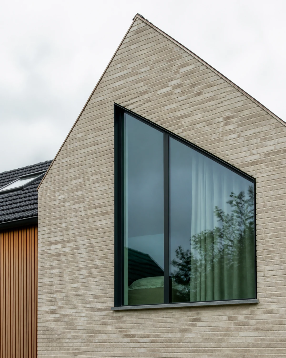 Bijzonder gevormd aluminium raam in een moderne gevel