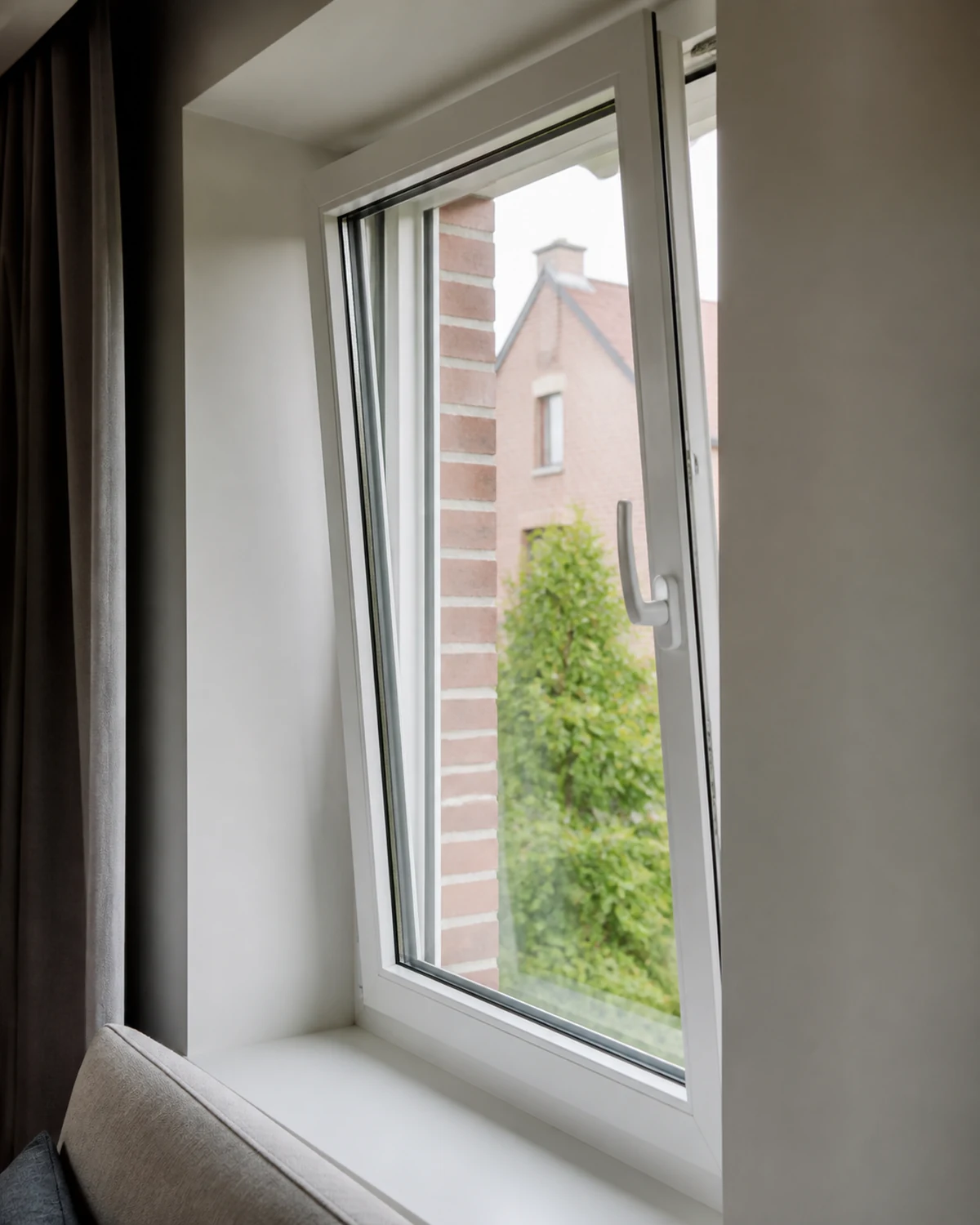 PVC raam met zichtbaar profiel, handgreep en isolerende beglazing