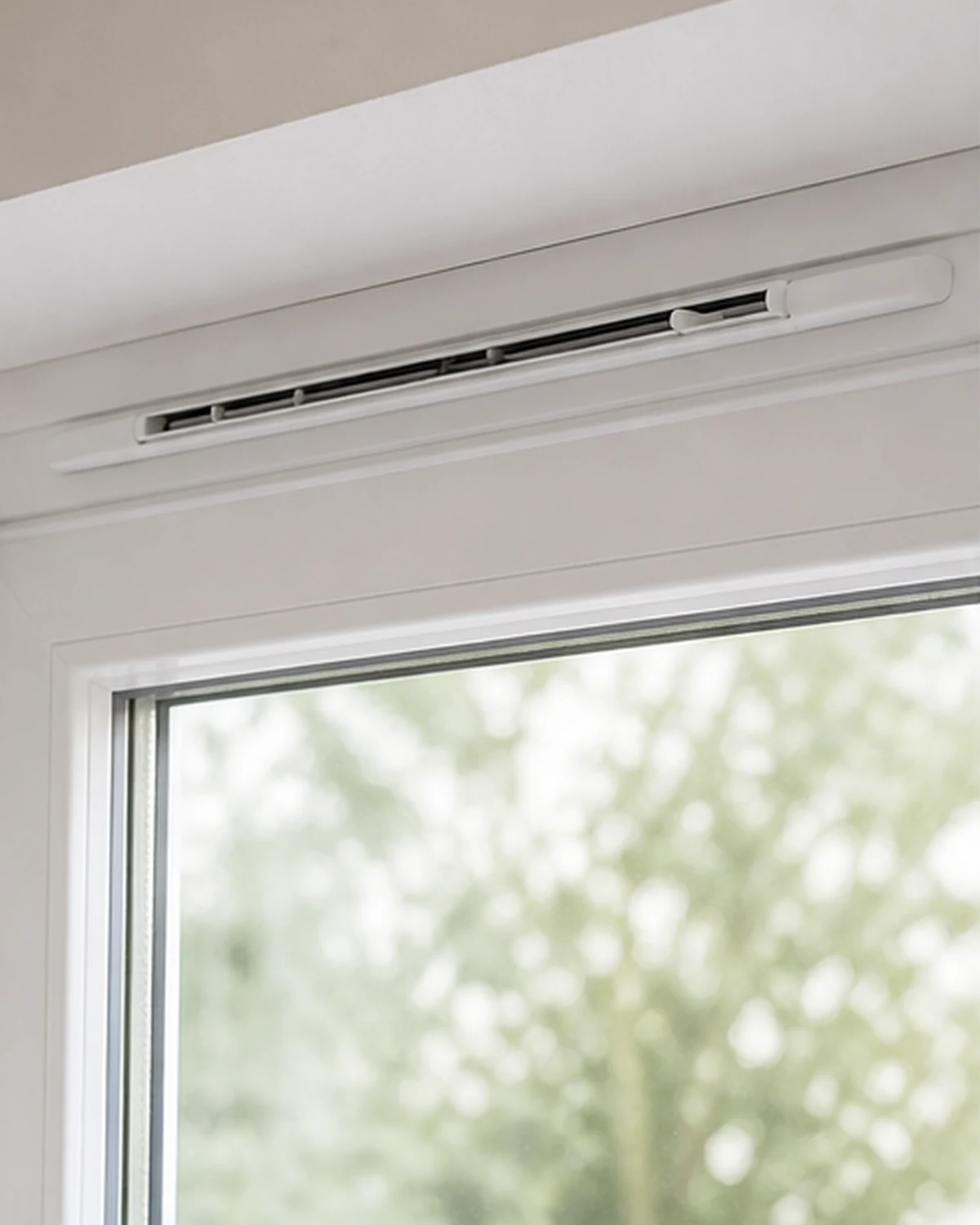 Regelbaar ventilatierooster op maat boven in een raam